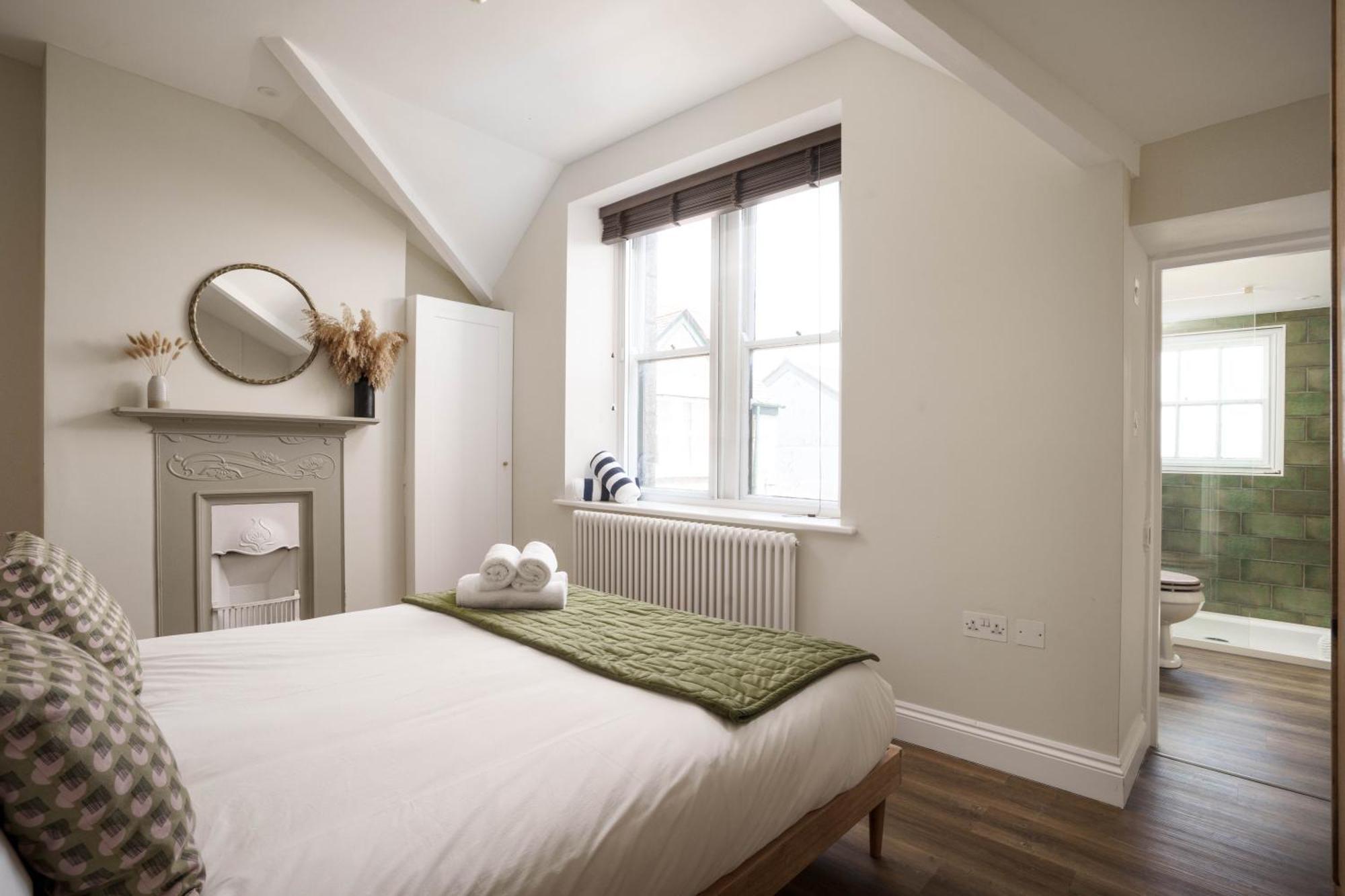 Modern Central One Bedroom Apartment In 彭赞斯 外观 照片